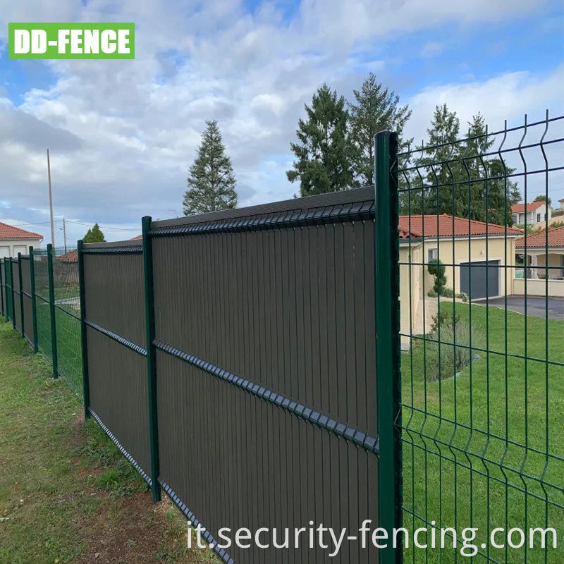 Nuovi pannelli in rete per privacy del design e porte di ferro con doghe in PVC per cortile giardino